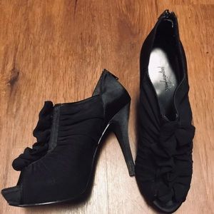 Jacqueline Ferrar Black Ruffle Heels